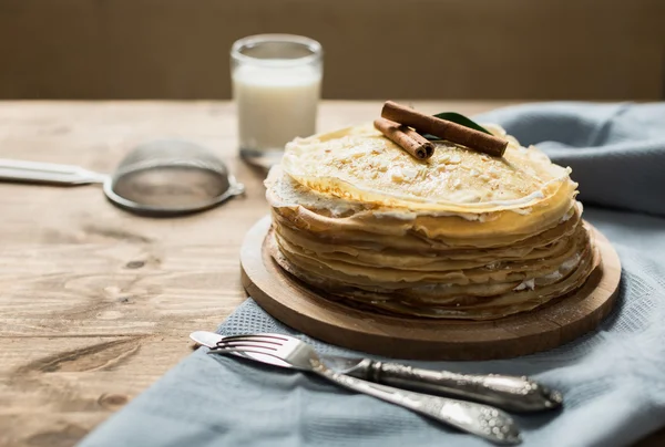 Hoher Pfannkuchenkuchen mit süßer Quarkcreme für die Fastnacht — Stockfoto