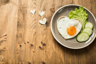 Romantik kahvaltı yaichnetsey ile kalp şeklinde Sevgililer günü