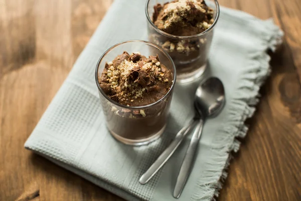 Domácí čokoládový Mousse s ořechy — Stock fotografie