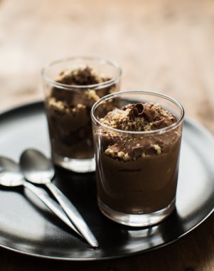 iki bardak çikolata mousse