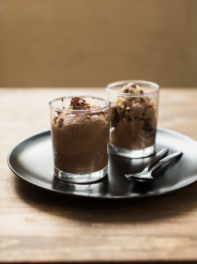Tofu bir cam dan vegan çikolata mousse (puding)