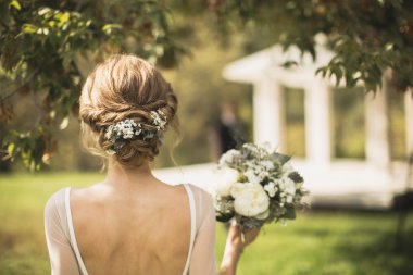 Gelin Damat önünde duran