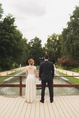 Gelin ve damat birbirine tutuyorsun