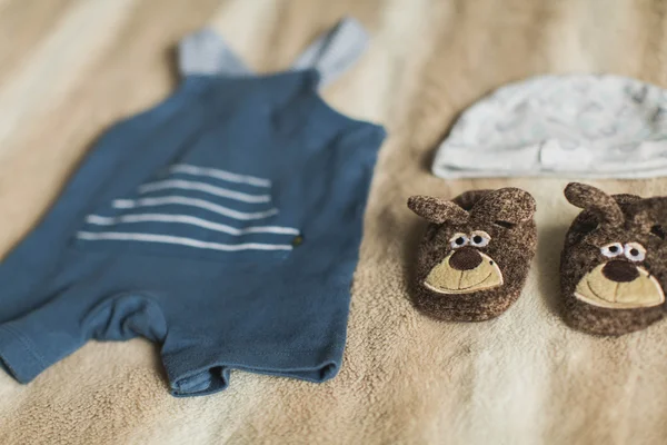 Roupas criança pequena. roupas de bebê — Fotografia de Stock