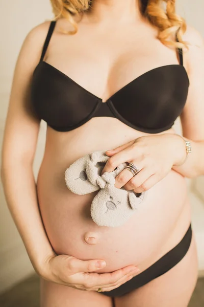 Zwangere vrouw op de 9 maand Rechtenvrije Stockafbeeldingen
