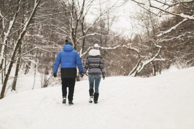 Çift yürüyüşler parkta kış tarzı aşk hikayesi, fotoğraf çekimi