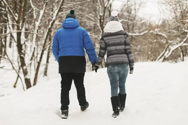 Winter-Fotoshooting im Stil einer Liebesgeschichte, Paar spaziert im Park — Stockfoto