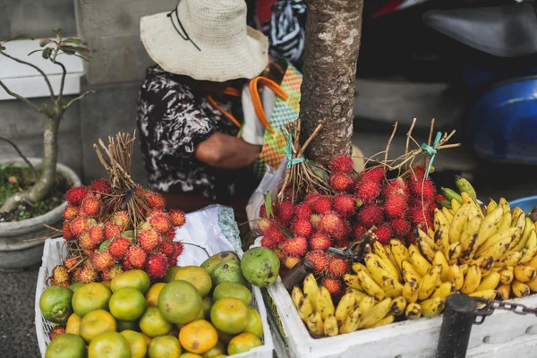 Τροπικά φρούτα πωλητή. Μπαλί, Ινδονησία — Φωτογραφία Αρχείου