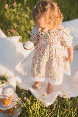 şekerlemeleri yiyen küçük kız