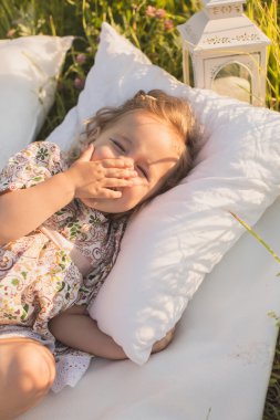 küçük kız yalanlar üzerine yastıklar