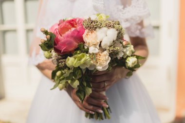 Gelin buketi ile gelin 