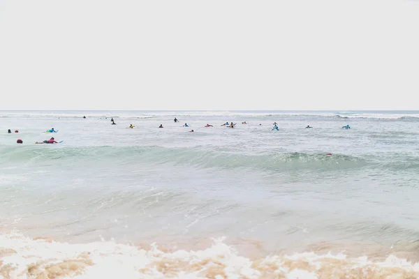 Surfers go to the sea — Stock Photo, Image