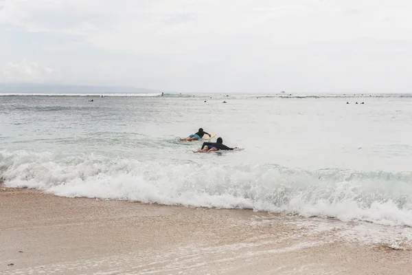 Two girls surfers — Stock Photo, Image