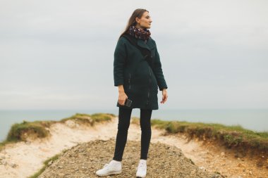 Bir uçurumun kenarında kız