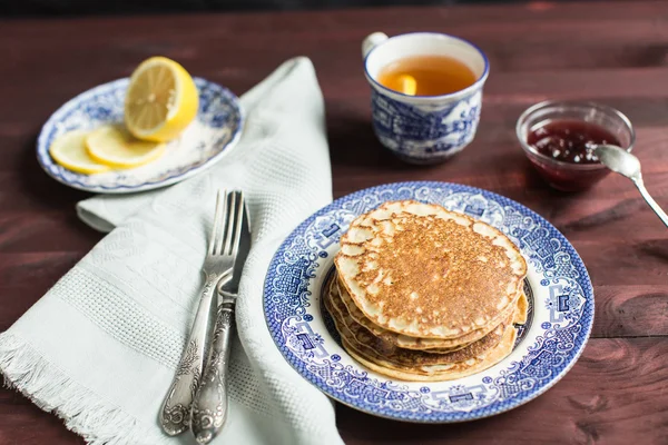 Завтрак в комплекте, овсяные блины и чай с лимоном — стоковое фото