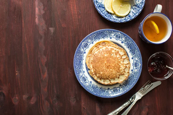 Petit déjeuner dans l'ensemble, crêpes à l'avoine et thé au citron — Photo