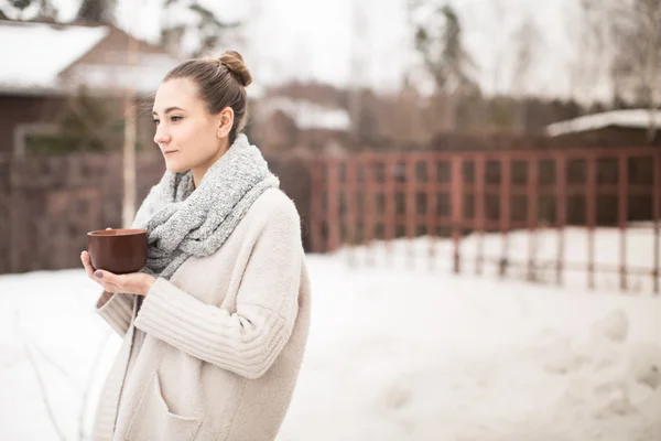 Menina bebendo chá quente no inverno — Fotografia de Stock