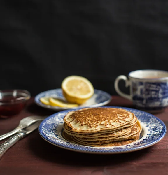 Breakfast in the set, oat pancakes and tea with lemon — Stock Photo, Image