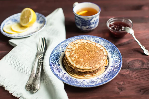 Frühstück im Set, Haferpfannkuchen und Tee mit Zitrone — Stockfoto