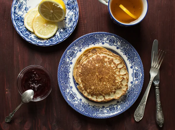 Frühstück im Set, Haferpfannkuchen und Tee mit Zitrone — Stockfoto