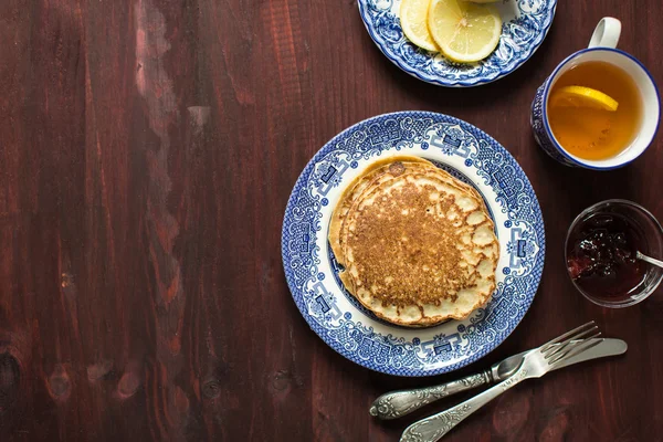 Desayuno en el set, tortitas de avena y té con limón — Foto de Stock