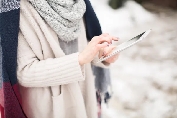 Mujer joven con la tableta en la calle en invierno — Foto de Stock