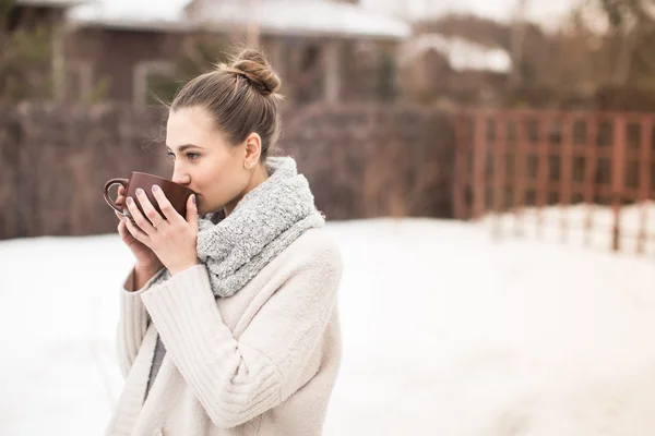 Dívka, pít horký čaj v zimě — Stock fotografie