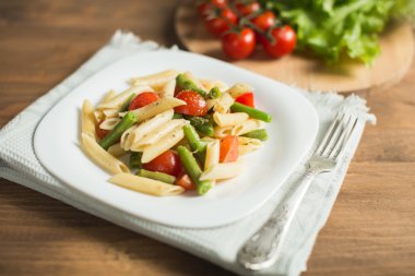 İtalyan makarnası ve sebze