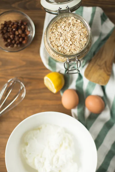 Ингредиенты для здорового завтрака, овсянка, творог, яйца — стоковое фото