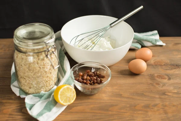 Ингредиенты для диетического торта, овсянки, творога, яиц и — стоковое фото