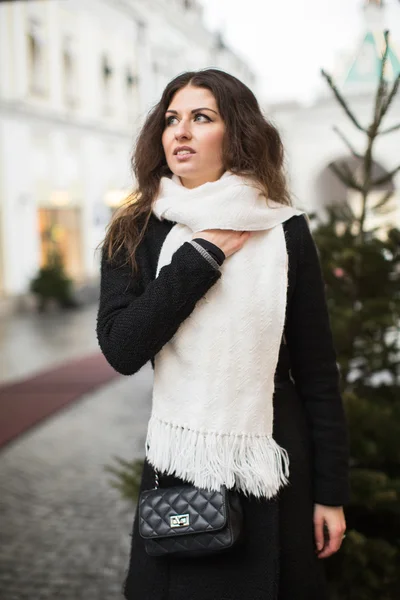 Ritratto donna con lunghi capelli ricci in posa all'aperto . — Foto Stock