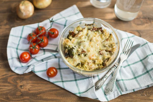 Tomatengratin mit Käse und Zucchini in Auflaufform — Stockfoto