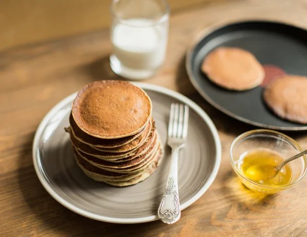 Leckere Pfannkuchen aus nächster Nähe, mit Honig — Stockfoto