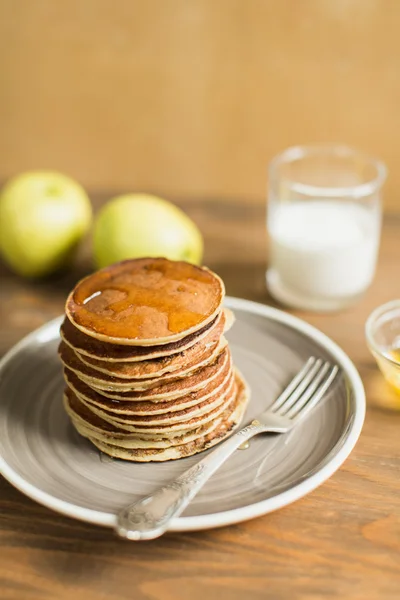 Deliciosos panqueques de cerca, con miel — Foto de Stock