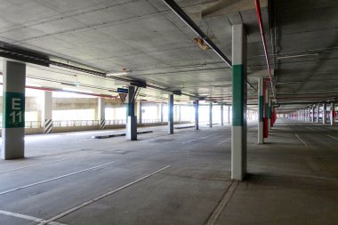 Büyük, yeraltı otopark boş