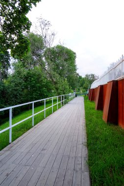 Bir forest yakınındaki ahşap yolu