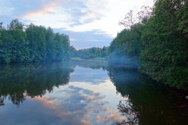nehir kıyısında günbatımı