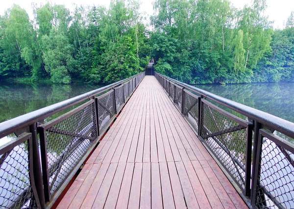 Brücke über den Fluss — Stockfoto