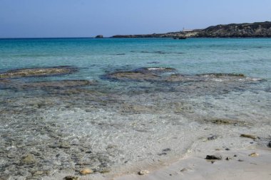 Güzel Kıbrıs kıyıları, yaz manzarası