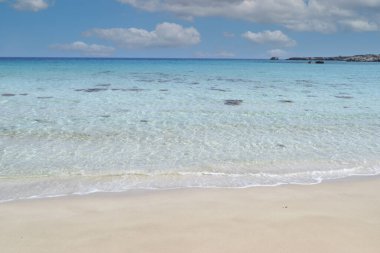 Güzel Kıbrıs kıyıları, yaz manzarası