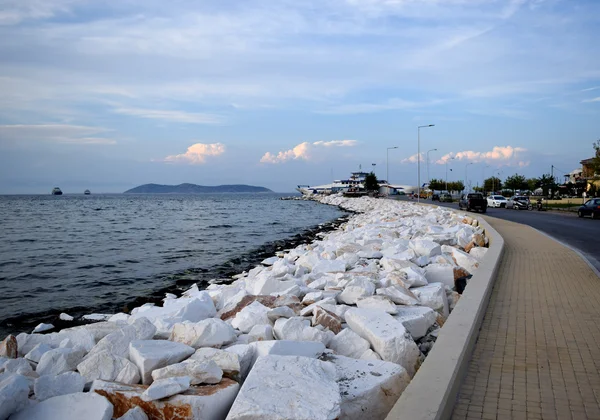 白色鹅卵石海滩在希腊 — 图库照片