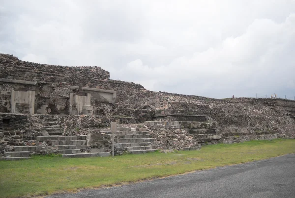 Teotihuacan. Pequenas pirâmides — Fotografia de Stock
