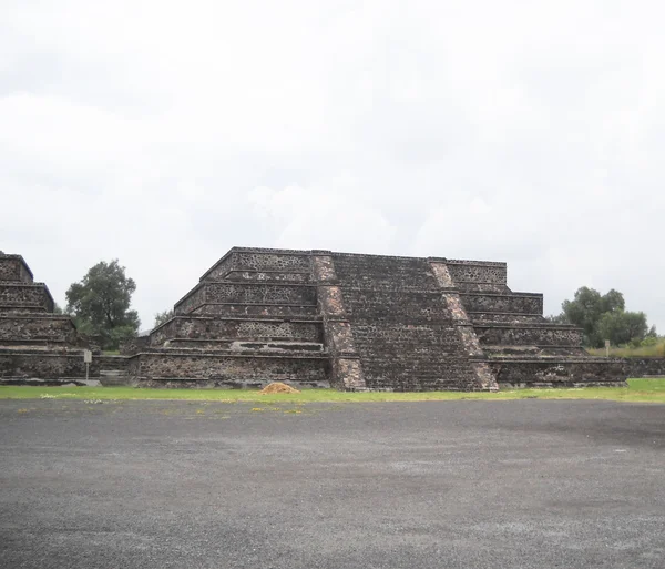 Теотиуакан. Маленькие пирамиды — стоковое фото