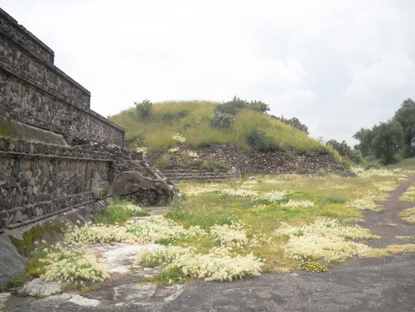 Teotihuacan. Pequenas pirâmides — Fotografia de Stock