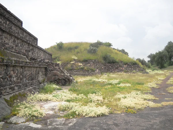 Teotihuacan. kleine Pyramiden — Stockfoto