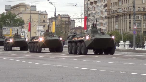 BTR-82 Obrtané osobní dopravci se pohybují v motokádě na náměstí Tverskaja Zastava Square během noční zkoušky na oslavu dne vítězství v květnu 5, 2014 v Moskvě. — Stock video