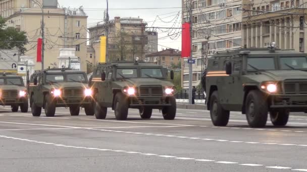 Tigr (Tiger) High-Mobility gepantserde voertuig gaz-233014 move in colonne op Tverskaya Zastava Square tijdens de nacht repetitie van Parade gewijd aan de overwinning dag op mei 5, 2014 in Moskou. — Stockvideo