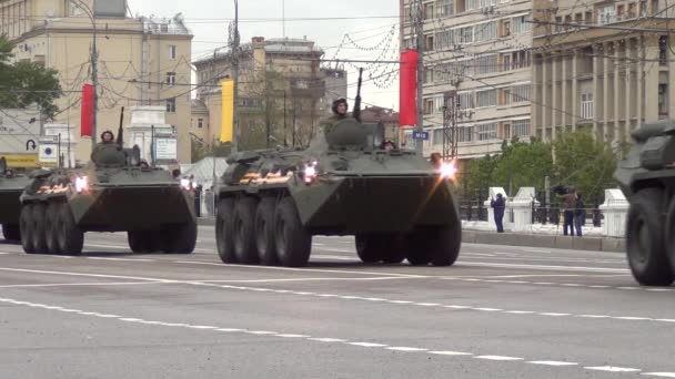 BTR-82 Obrtané osobní dopravci se pohybují v motokádě na náměstí Tverskaja Zastava Square během noční zkoušky na oslavu dne vítězství v květnu 5, 2014 v Moskvě. — Stock video