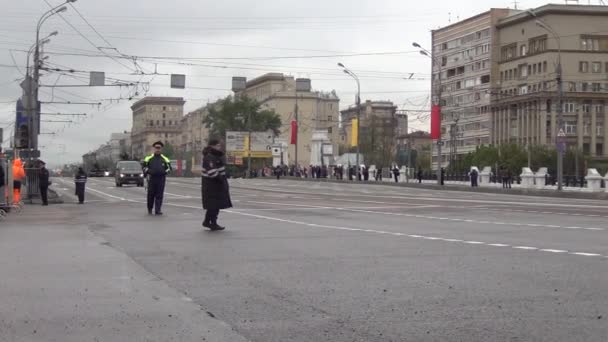 Poliser i Cordon vänta på bilkortege på Tverskaya Zastava torget under natten repetition av Parade ägnas åt seger dag den 5 maj, 2014 i Moskva. — Stockvideo