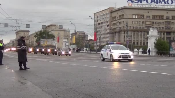 Tigr (tigre) veículo blindado de alta mobilidade GAZ-233014 mover na comitiva na praça Tverskaya Zastava durante o ensaio noturno do desfile dedicado ao Dia da Vitória em 5 de maio de 2014 em Moscou . — Vídeo de Stock